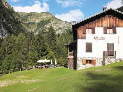 Alta Via 1 - Trekking in the Dolomites (ENG) - DABAI.LV